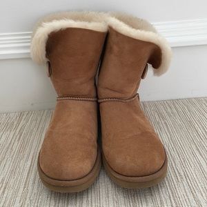 Size 7 Chestnut Short Button Up Ugg Boots